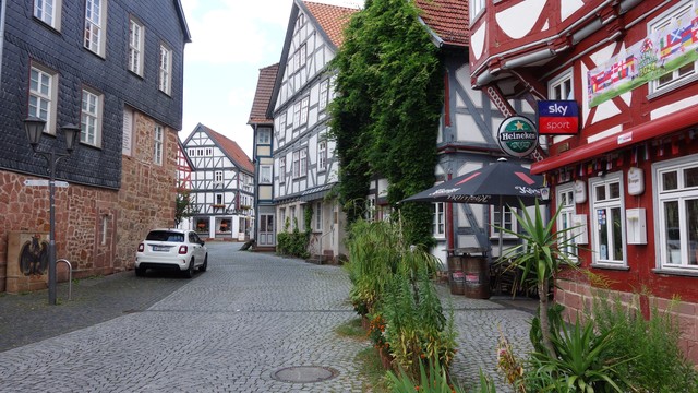 Blick in die Altstadt von Schwalmstadt-Treysa. Man sieht eine gepflasterte Straße, gesäumt von schönen Fachwerkhäusern.